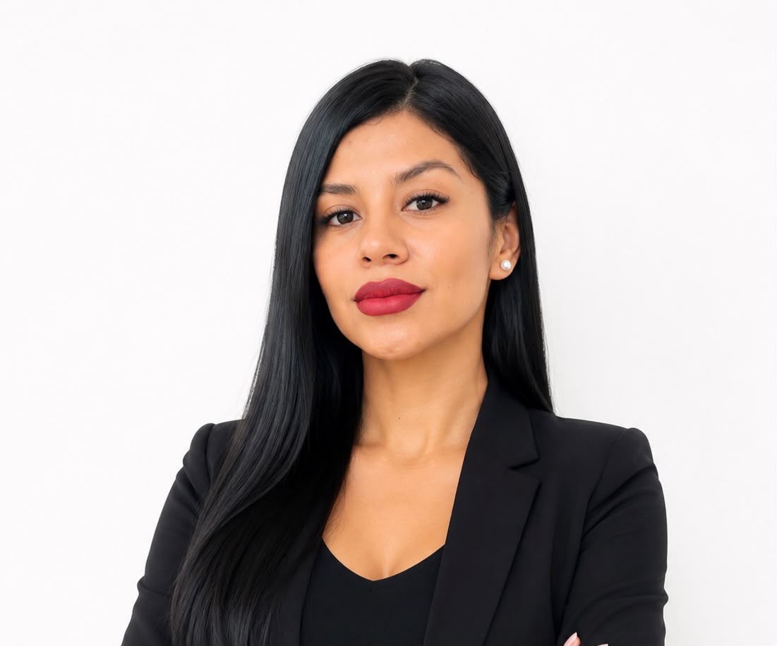 Paty, lash artist y fundadora de Lunara Studio, en Etzatlán